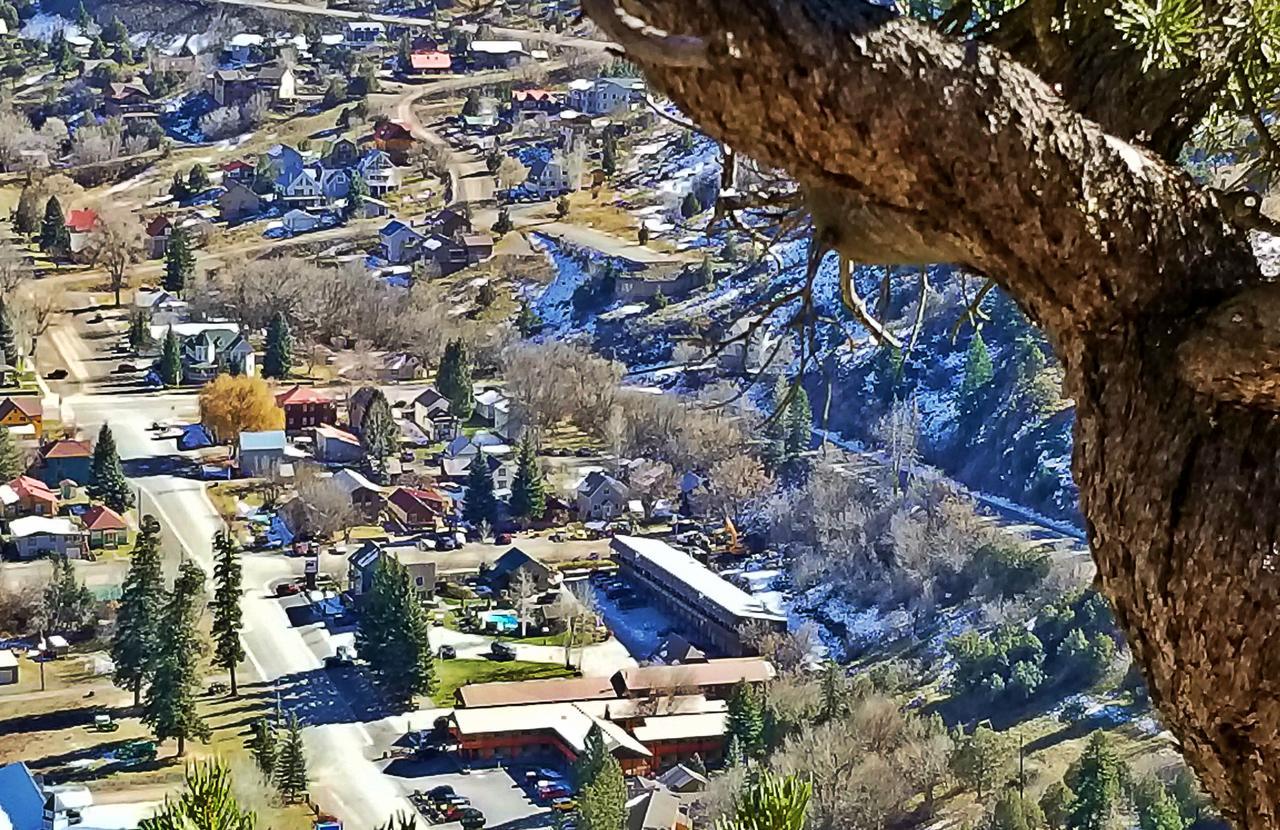 Twin Peaks Lodge & Hot Springs Орей Экстерьер фото